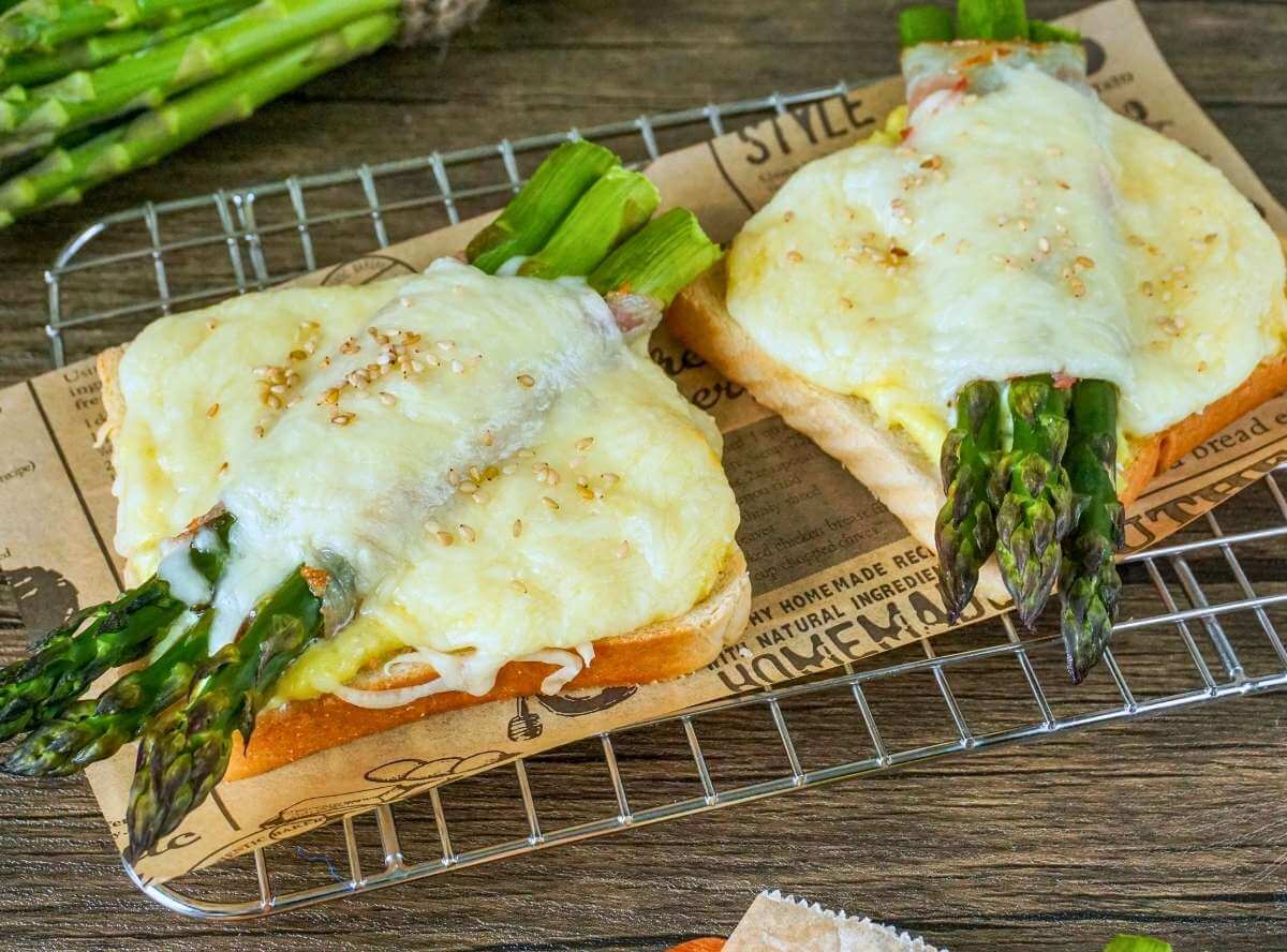 Grüner Spargeltoast