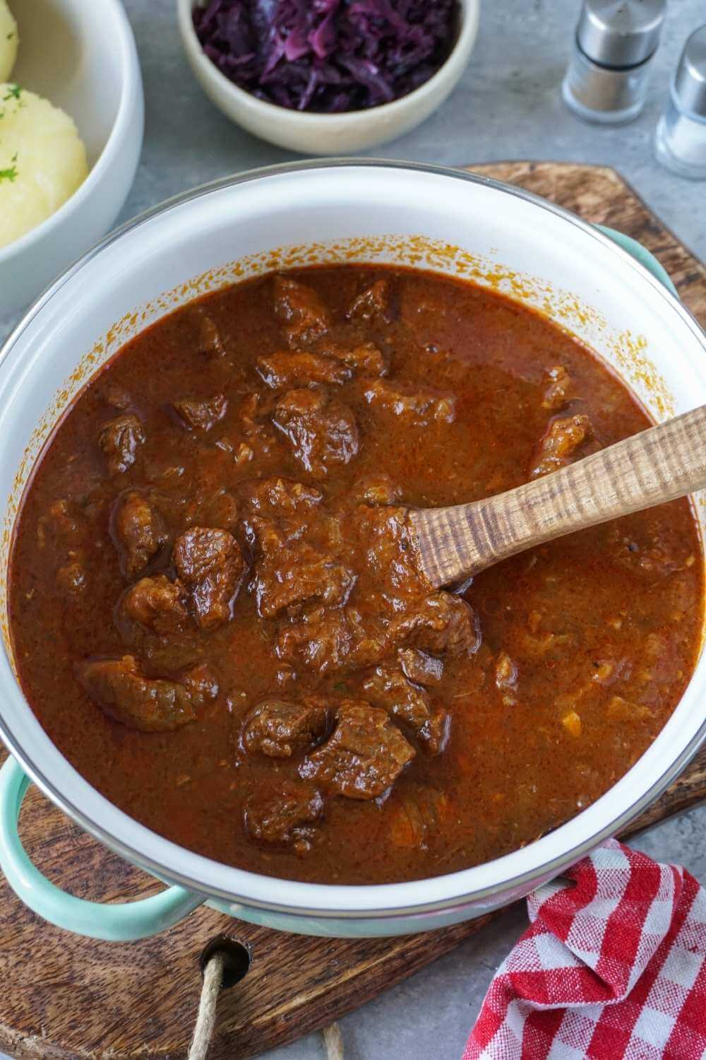 Das Gulasch Rezept, das alle lieben: einfach, würzig, lecker! Das Gulasch Rezept, das alle lieben: einfach, würzig, lecker!