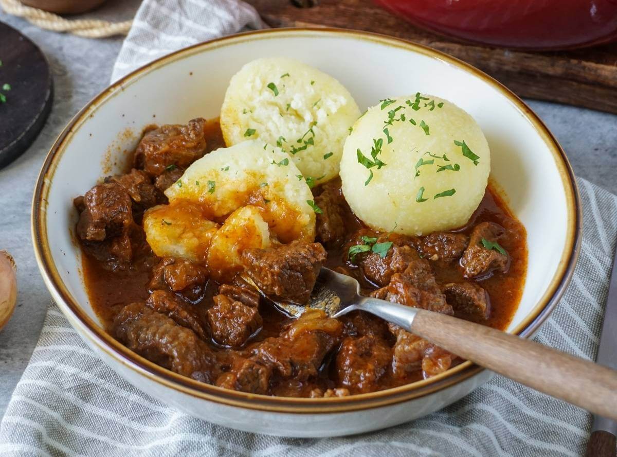 Gulasch mit Kl&ouml;&szlig;en