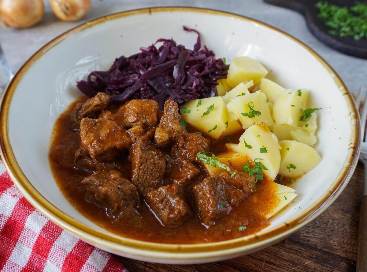 Das Gulasch Rezept, das alle lieben: einfach, würzig, lecker!