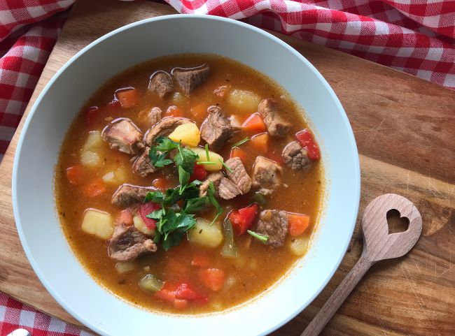 Gulaschsuppe mit Kartoffeln