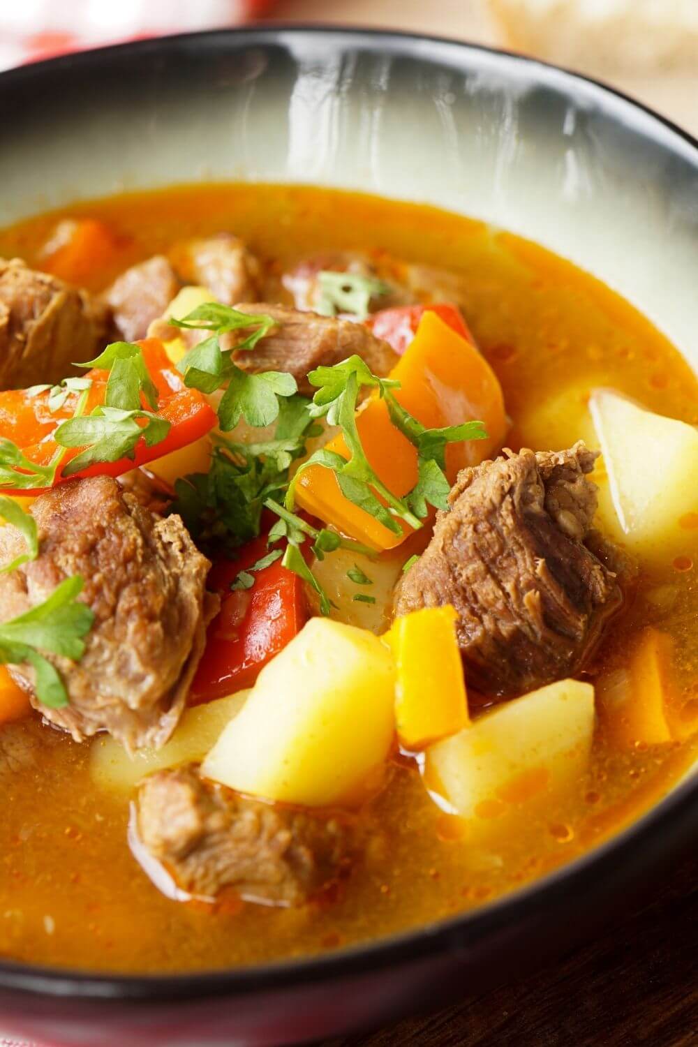 Gulaschsuppe ungarisch Gulaschsuppe ungarisch mit Paprika und Kartoffeln