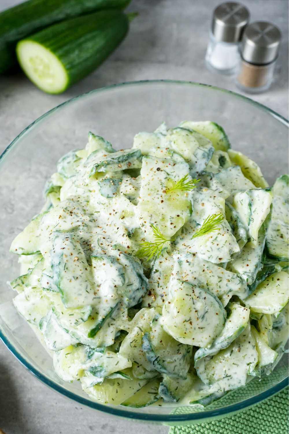 Leckerer Gurkensalat mit Joghurt Dressing Leckerer Gurkensalat mit Joghurt Dressing