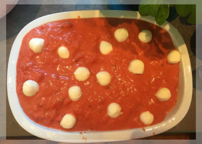 Auflauf mit Hackbällchen, Tomaten und Mozzarella Auflauf mit Hackbällchen, Tomaten und Mozzarella