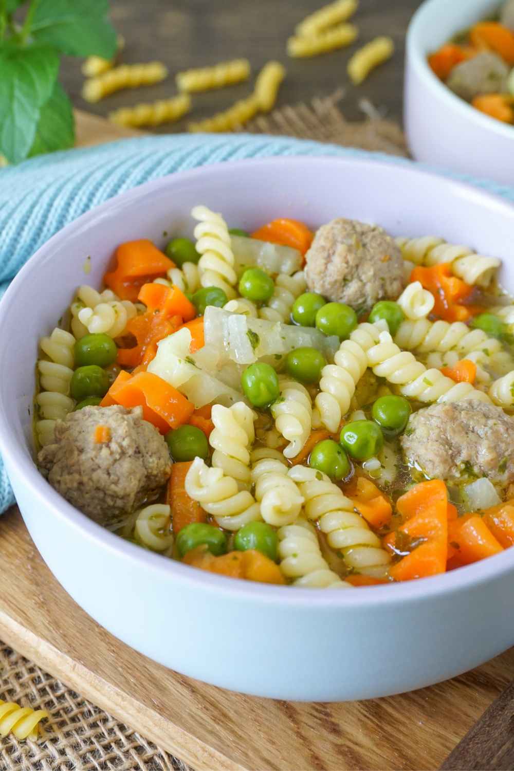 Hackbällchen-Suppe mit Nudeln