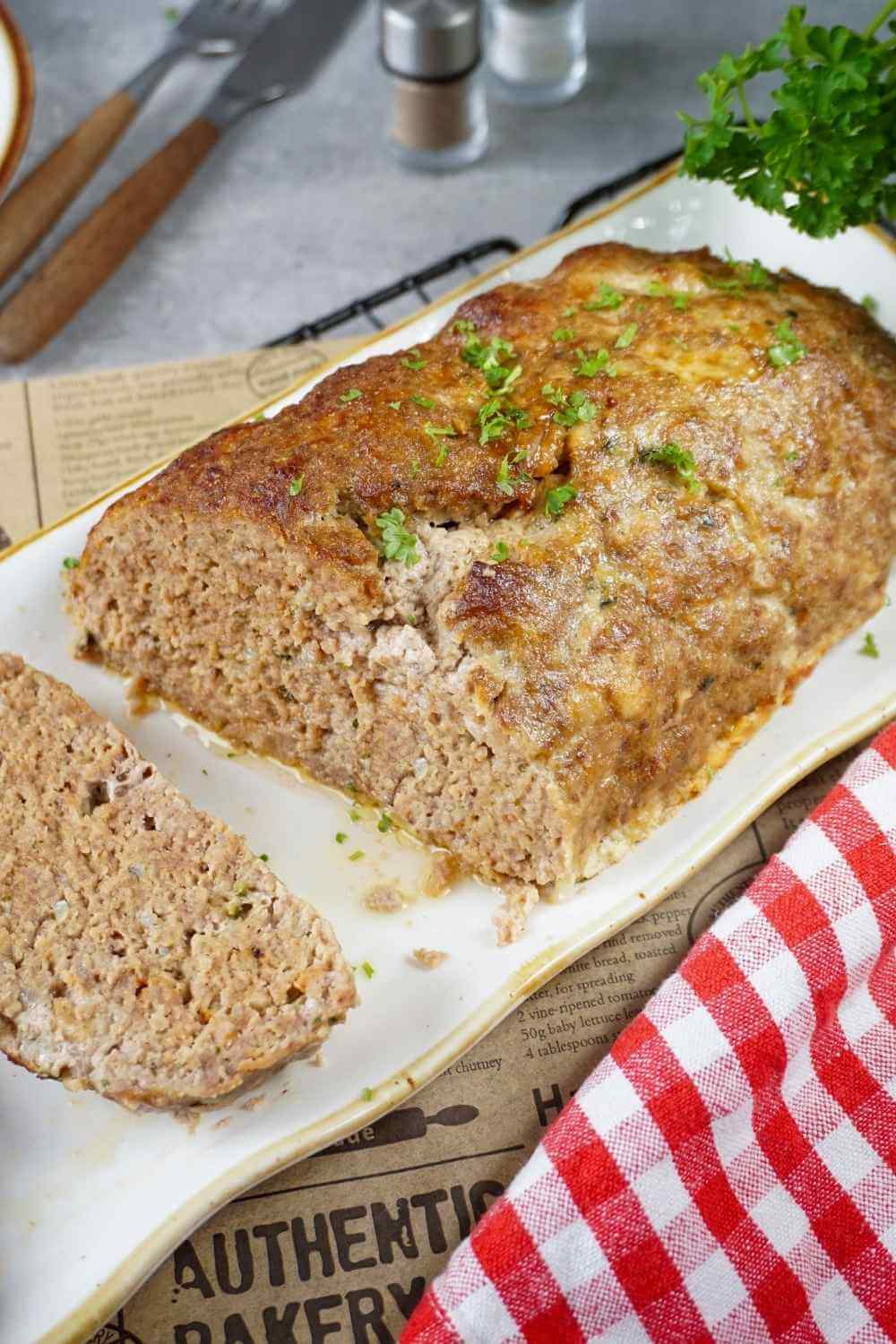 Hackbraten im Ofen zubereiten – so einfach & lecker 