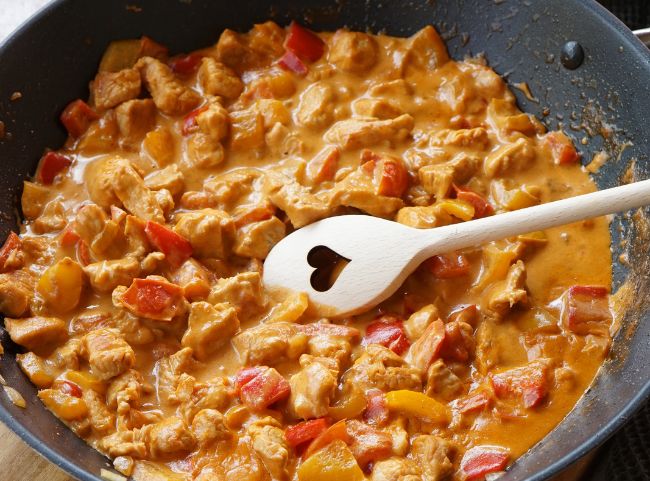 Hähnchen in Paprika Sahne Sauce Hähnchen in Paprika Sahne Sauce