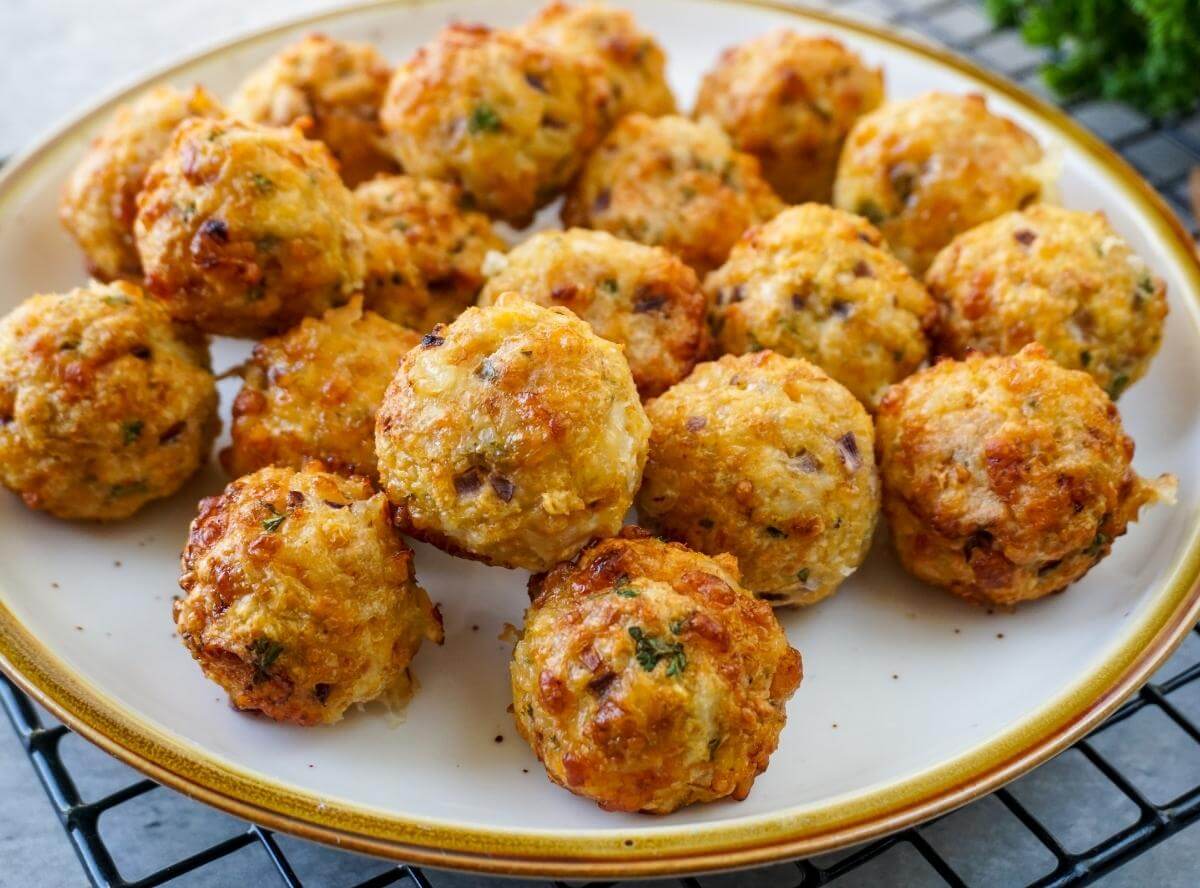 Hähnchenfrikadellen mit Käse aus der Heißluftfritteuse Hähnchenfrikadellen mit Käse aus der Heißluftfritteuse