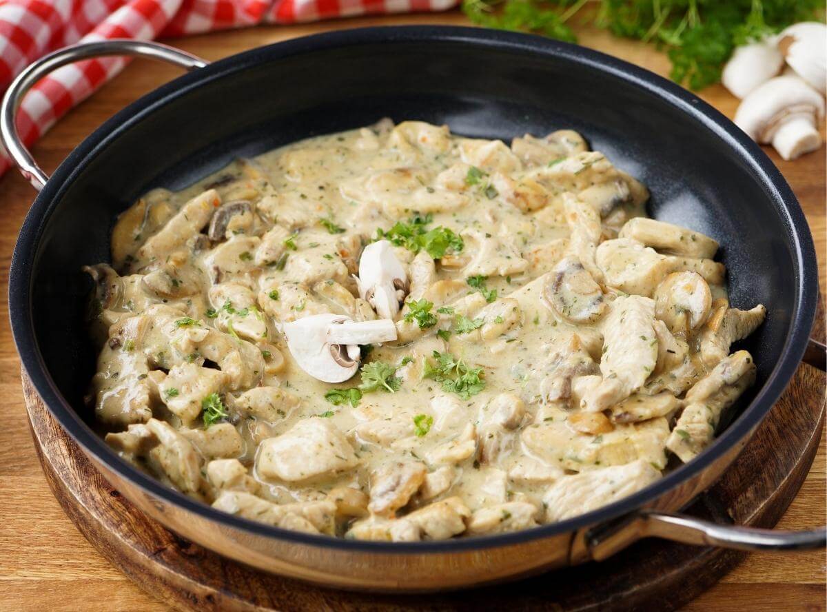 H&auml;hnchengeschnetzeltes mit Pilzen