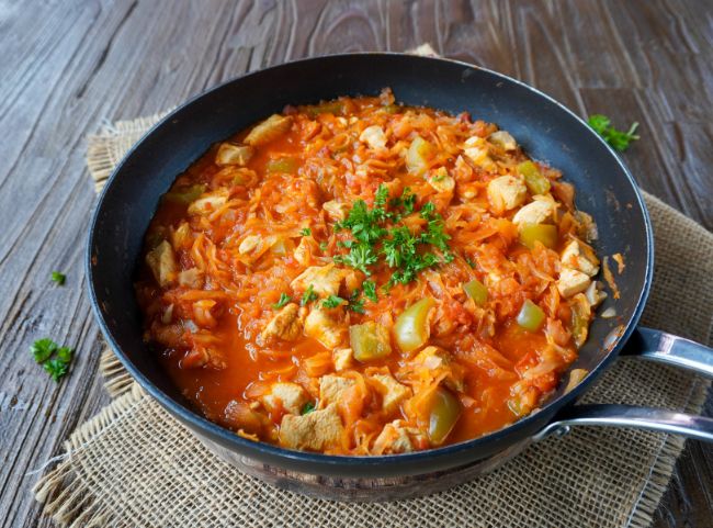 Hähnchengulasch Paprika Sauerkraut Hähnchengulasch Paprika Sauerkraut