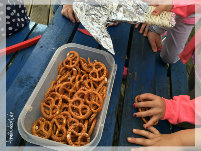 Mit Hakenhand Brezlen essen zur Piratenparty