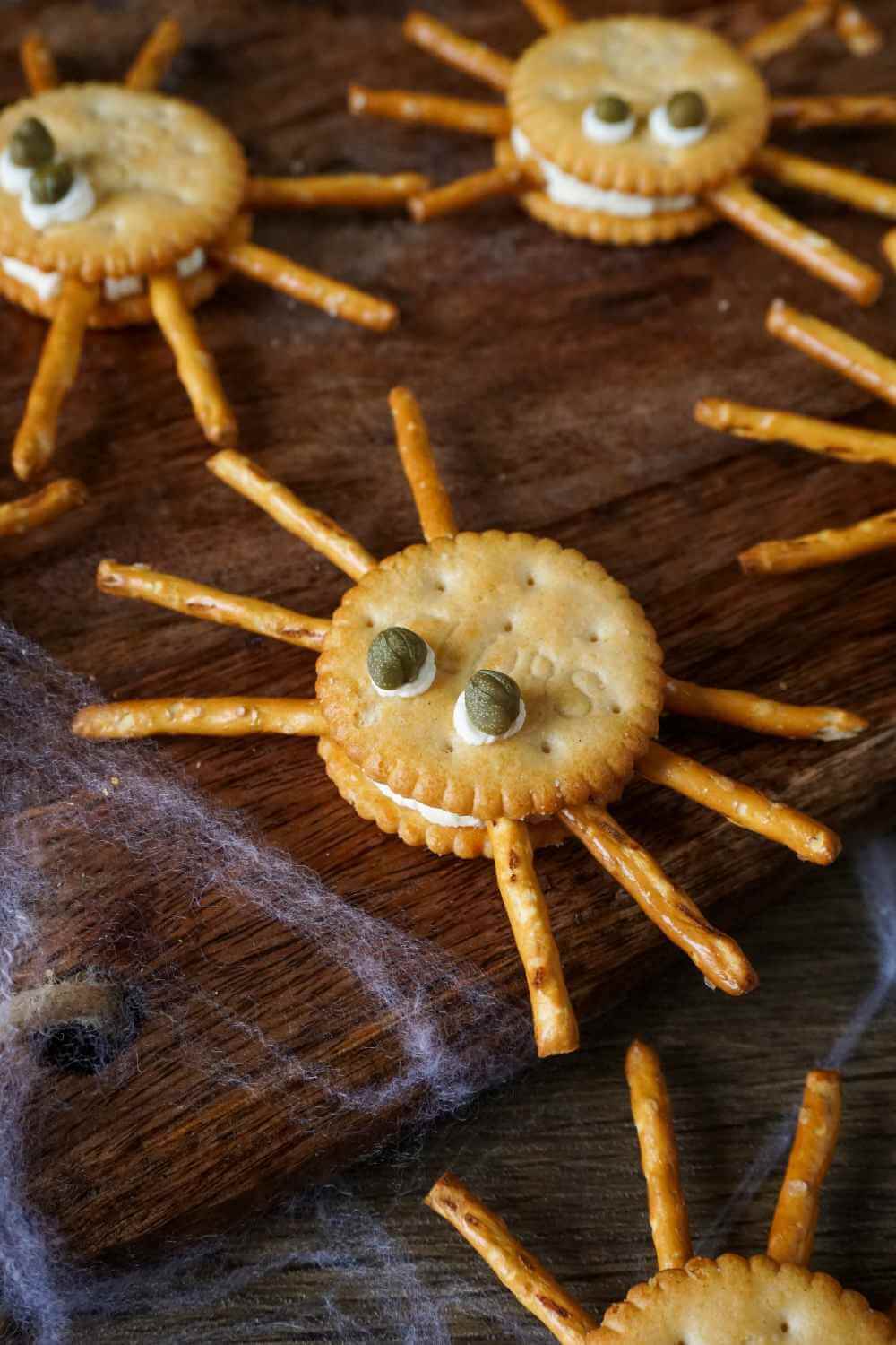 Spinnen-Cracker mit Frischkäse Spinnen-Cracker mit Frischkäse