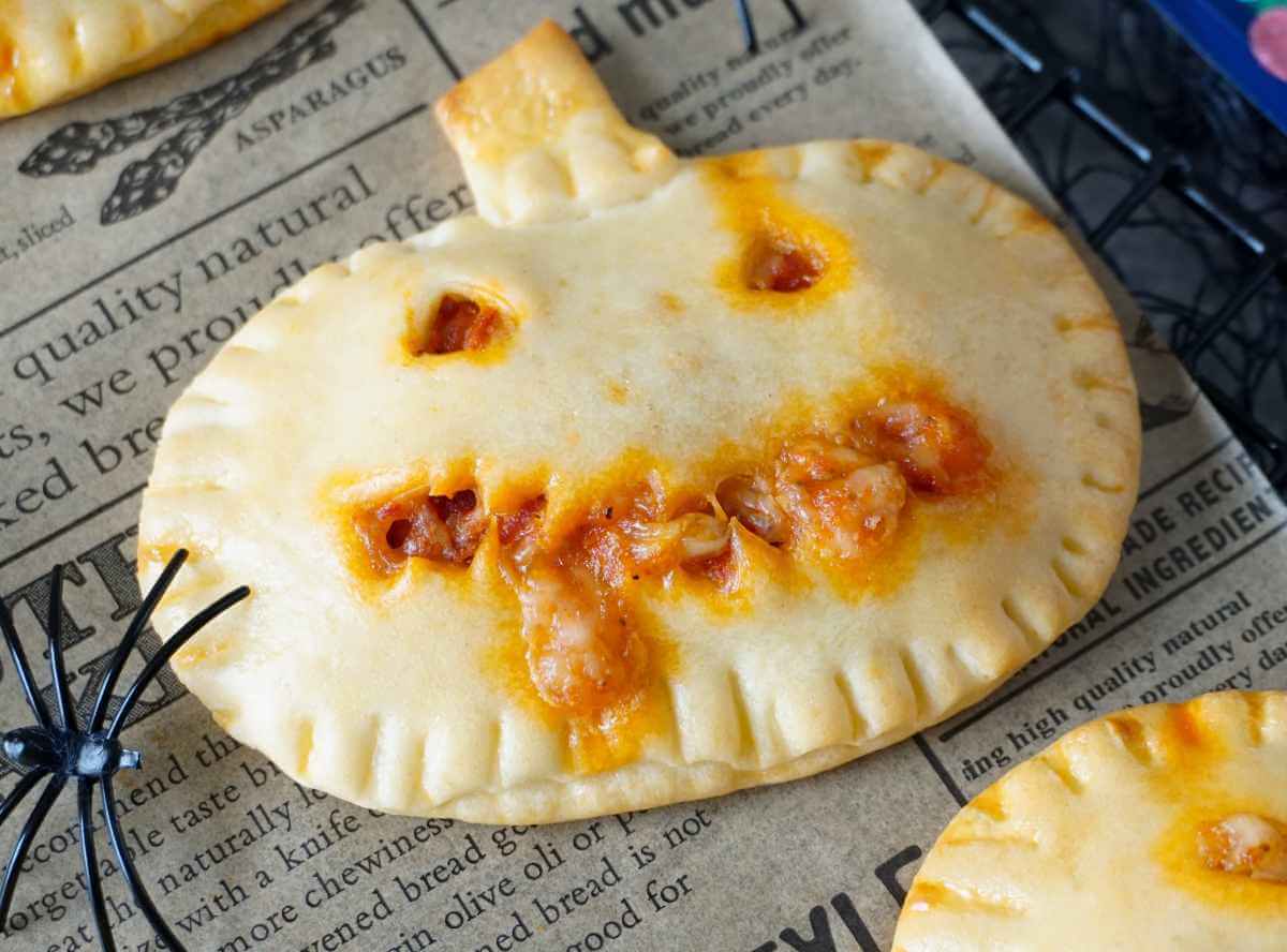 Halloween Fingerfood Kürbis Pizzataschen Halloween Fingerfood Kürbis Pizzataschen
