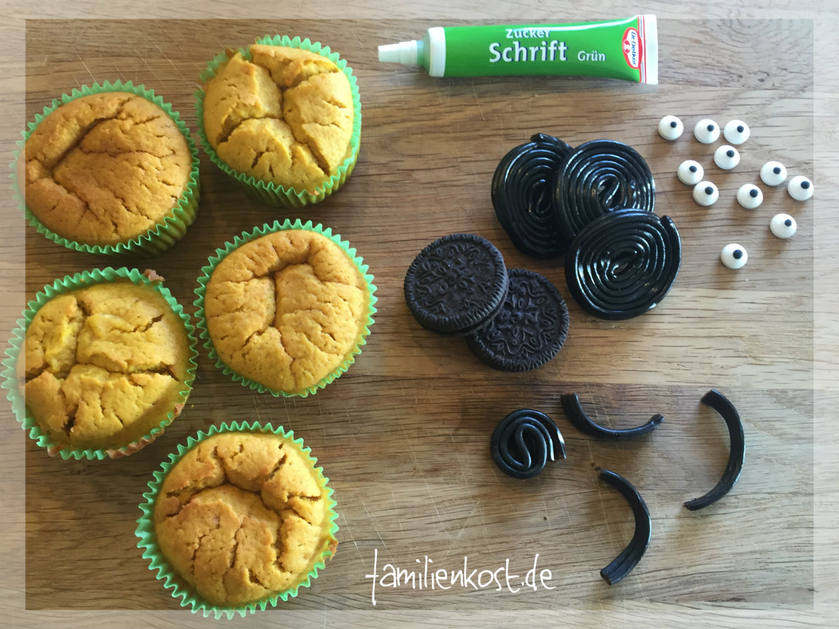 Halloween Muffins als Spinnen verzieren