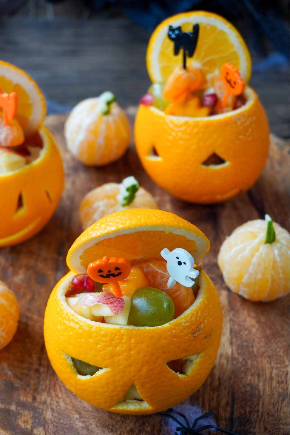 Halloween Orangen Kürbis schnitzen