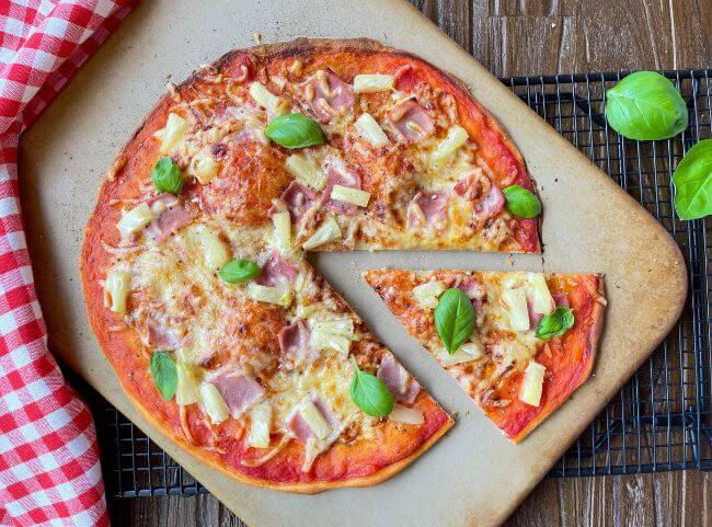 Hawaii Pizza mit Ananas Hawaii Pizza mit Ananas