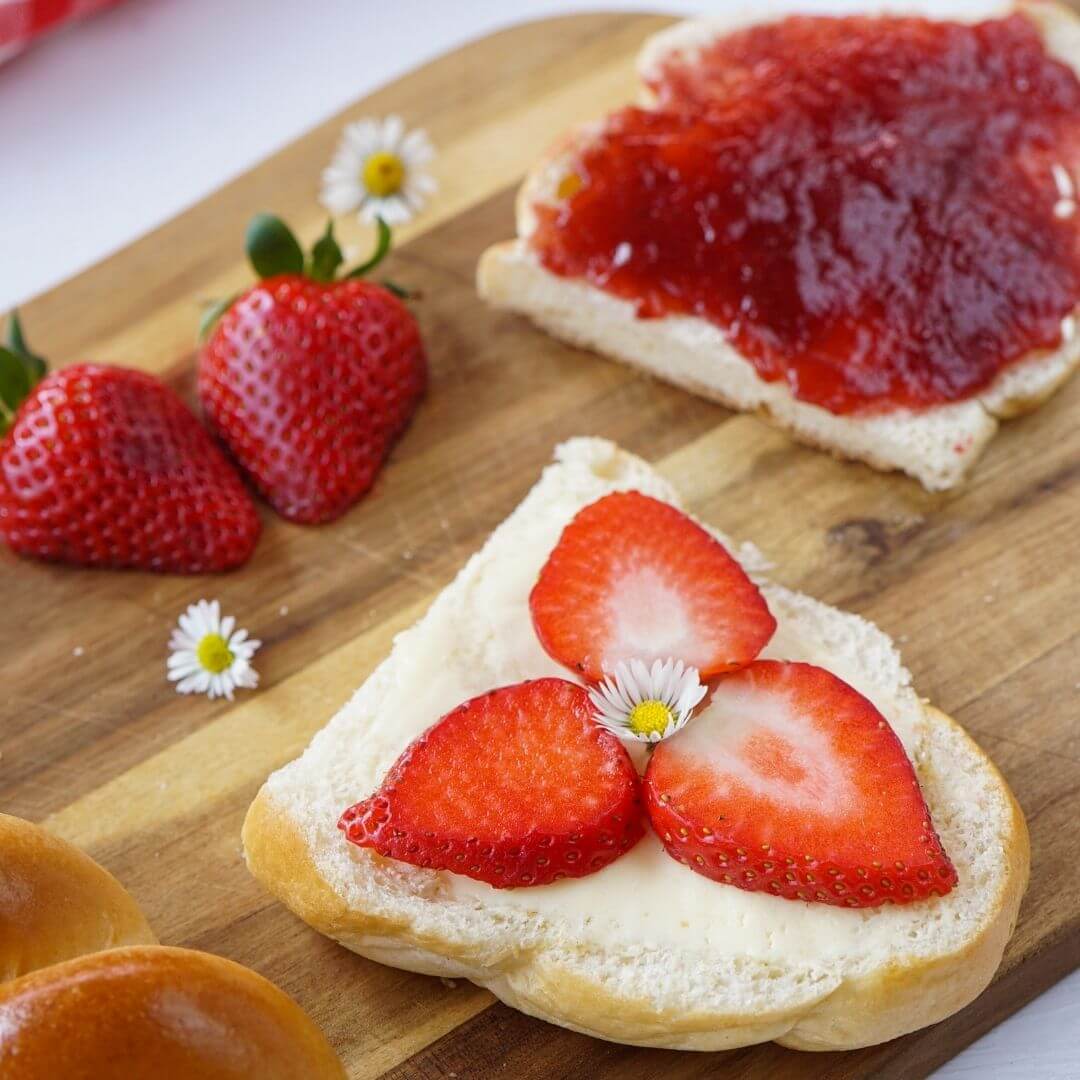Hefezopf mit Erdbeermarmelade Hefezopf mit Erdbeermarmelade