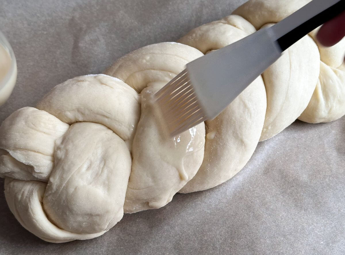 Hefezopf mit Ei bestreichen