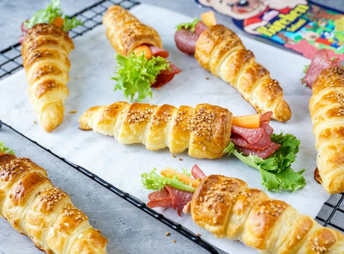 Herzhafte Blätterteig-Schultüten-Snacks mit Salami Herzhafte Blätterteig-Schultüten-Snacks mit Salami