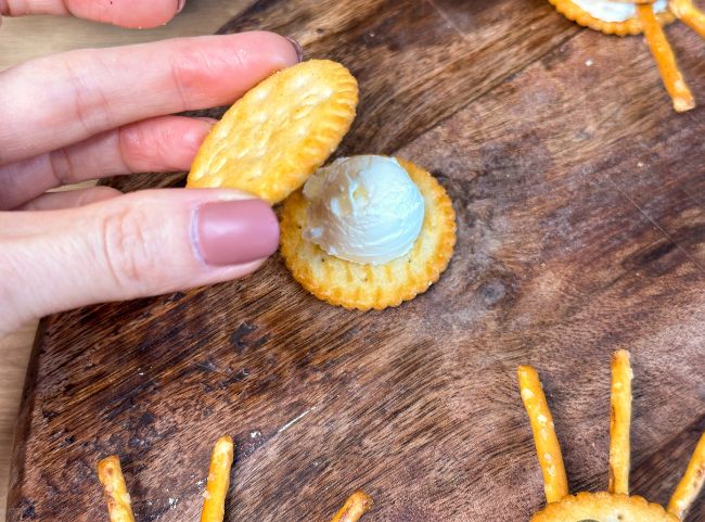 Herzhafte Spinnen-Cracker Halloween selber machen