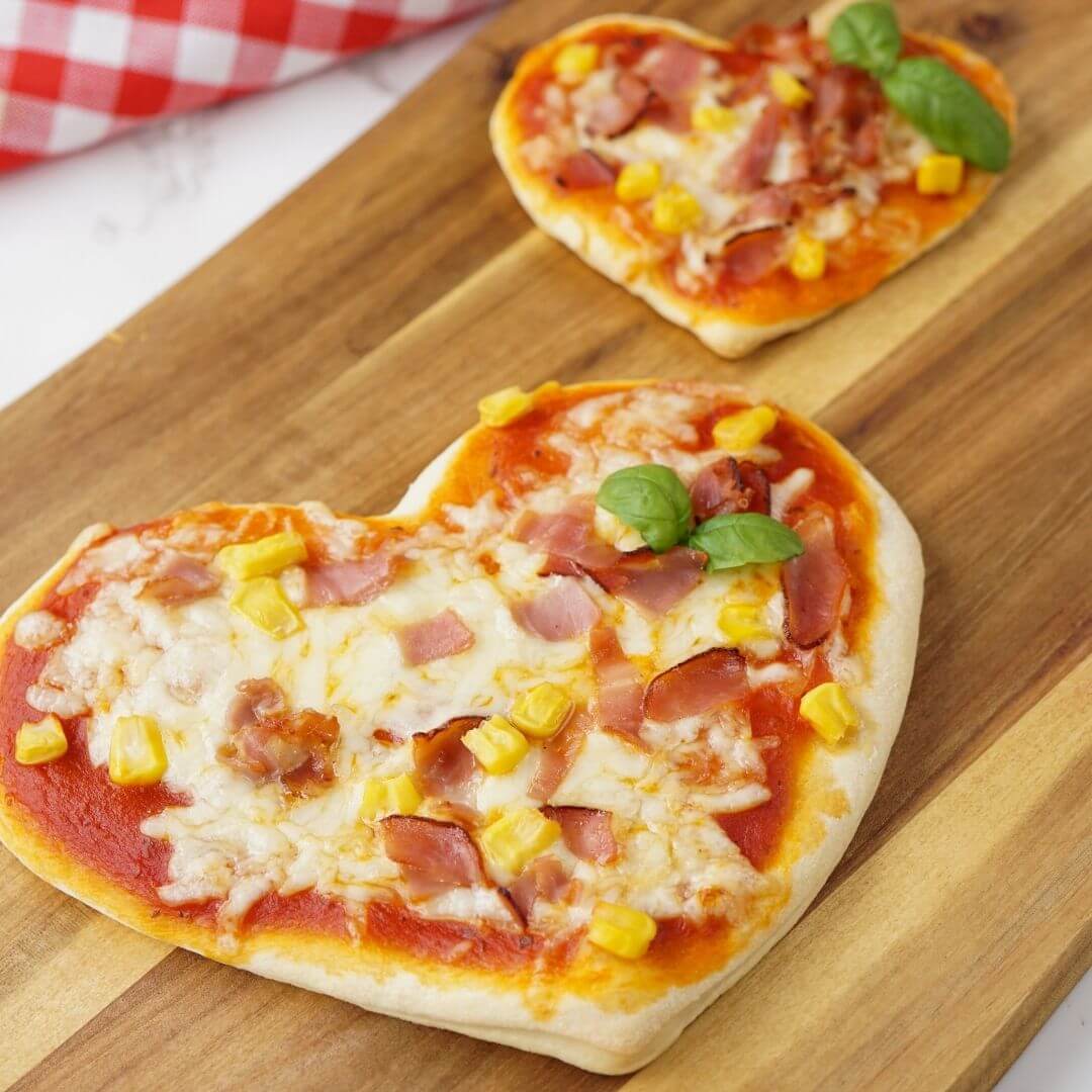 Herzpizza zum Valentinstag backen