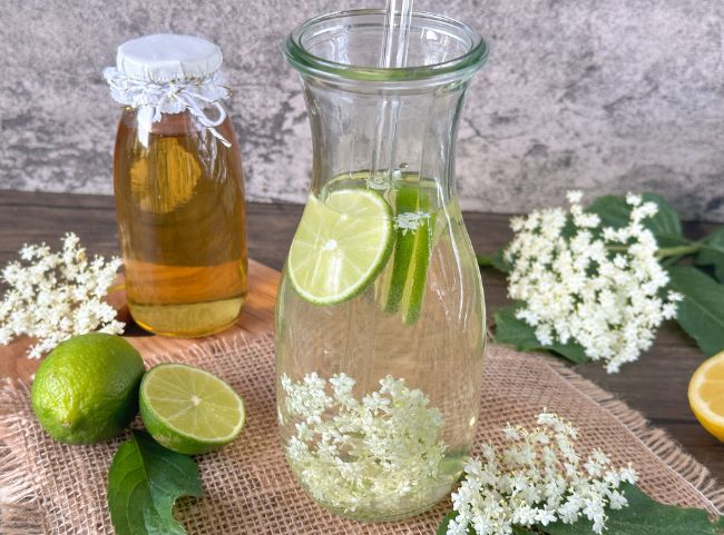 Holunderblütensirup mit Wasser mischen