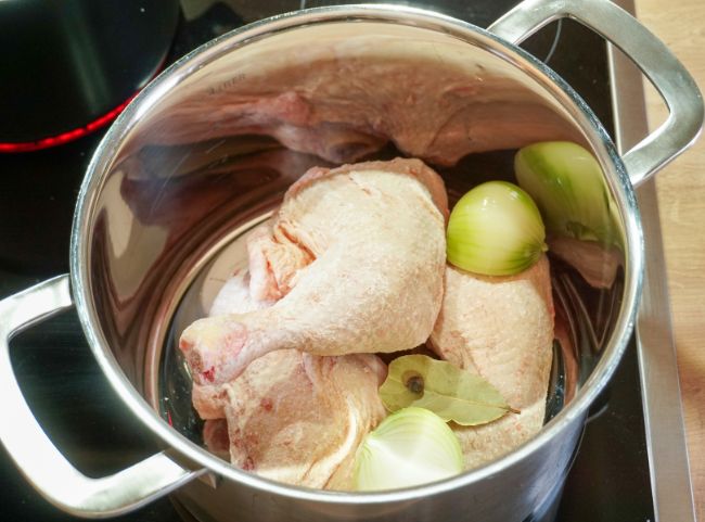 Hühnerfrikassee Fleisch kochen