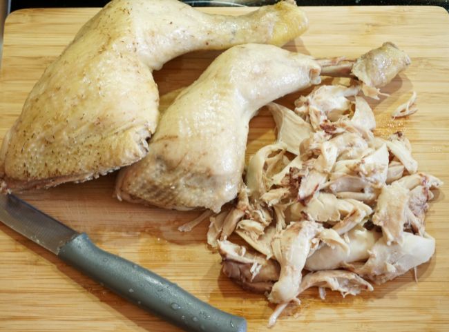 Hühnerfrikassee Fleisch schneiden