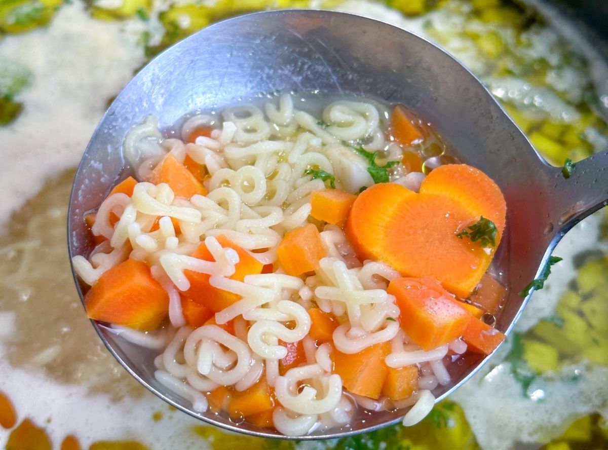 Hühnersuppe mit Buchstabennudeln Hühnersuppe mit Buchstabennudeln