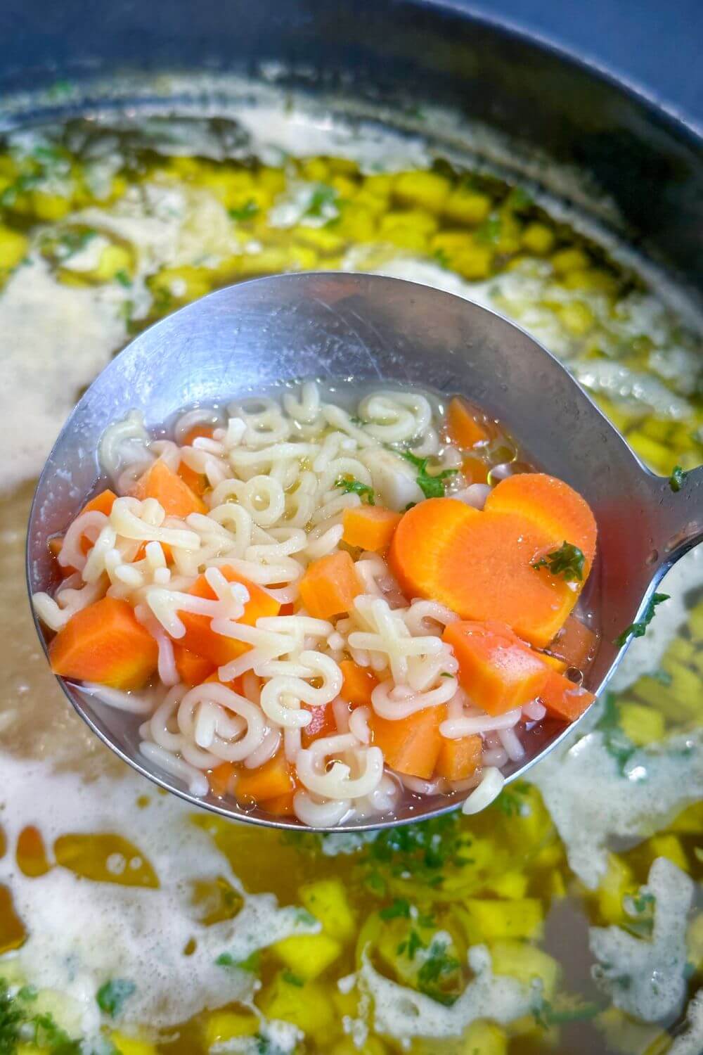 Ein Suppenhuhn für Hühnerbrühe kochen