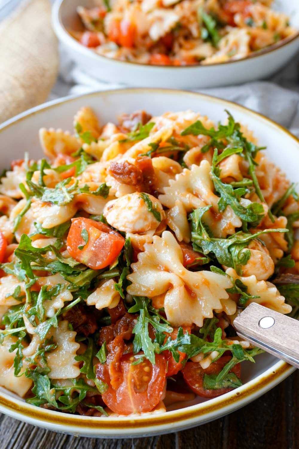 italienischer Nudelsalat mit Rucola und getrockneten Tomaten italienischer Nudelsalat mit Rucola und getrockneten Tomaten