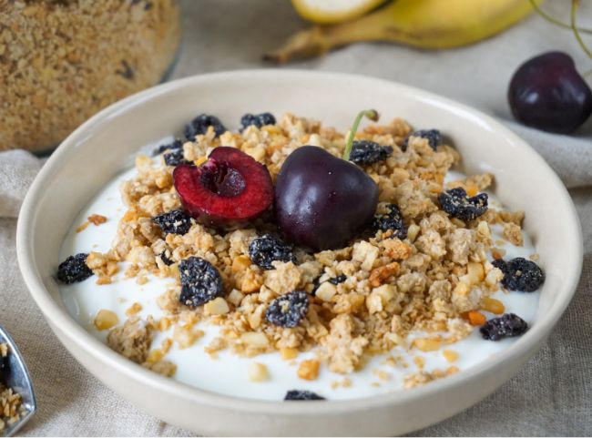 Joghurt Granola mit Bananen und Kirschen