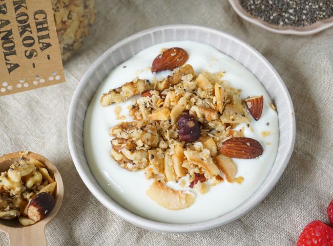 Joghurt Granola mit Mandeln und Chiasamen