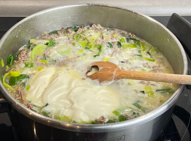 Käse-Lauch-Suppe mit Hackfleisch und Schmelzkäse