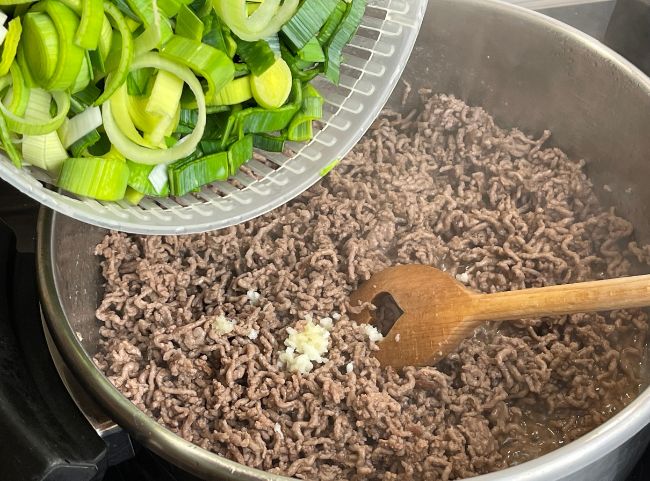 Käse-Lauch-Suppe mit Hackfleisch kochen