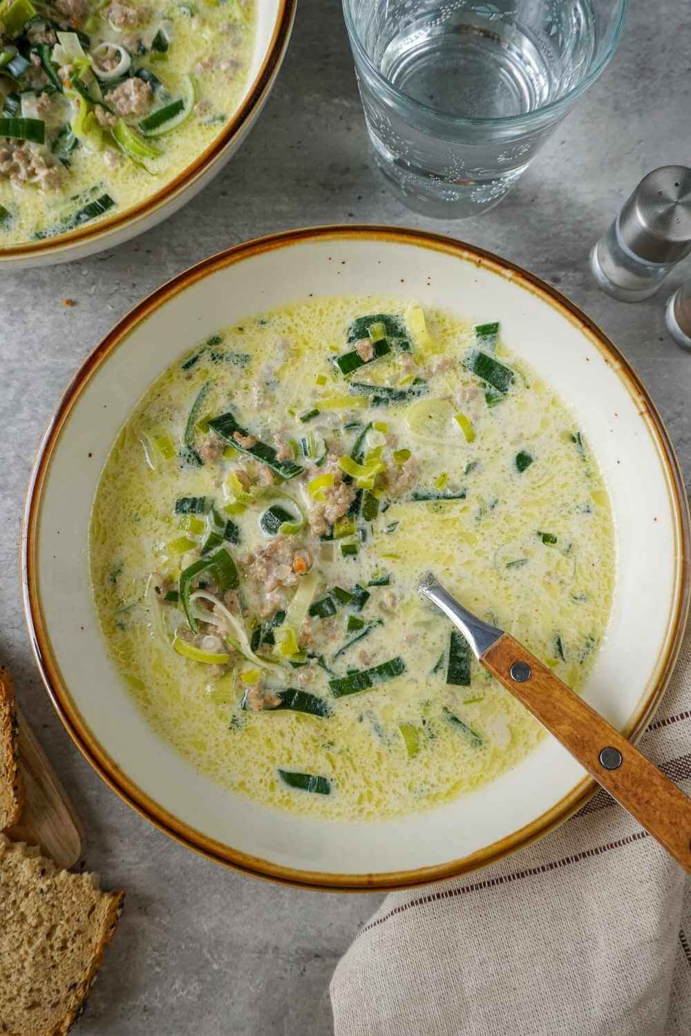 Käse-Lauch-Suppe mit Hackfleisch – einfach lecker Käse-Lauch-Suppe mit Hackfleisch – einfach lecker