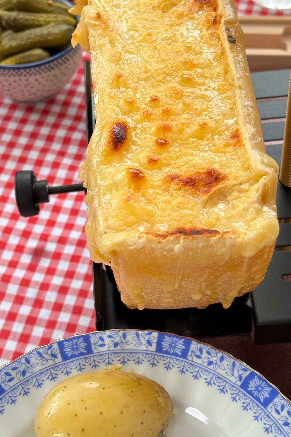 Raclette-Ofen zum Käse schmelzen