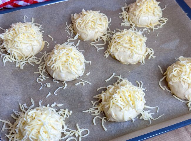 Käsebrötchen backen