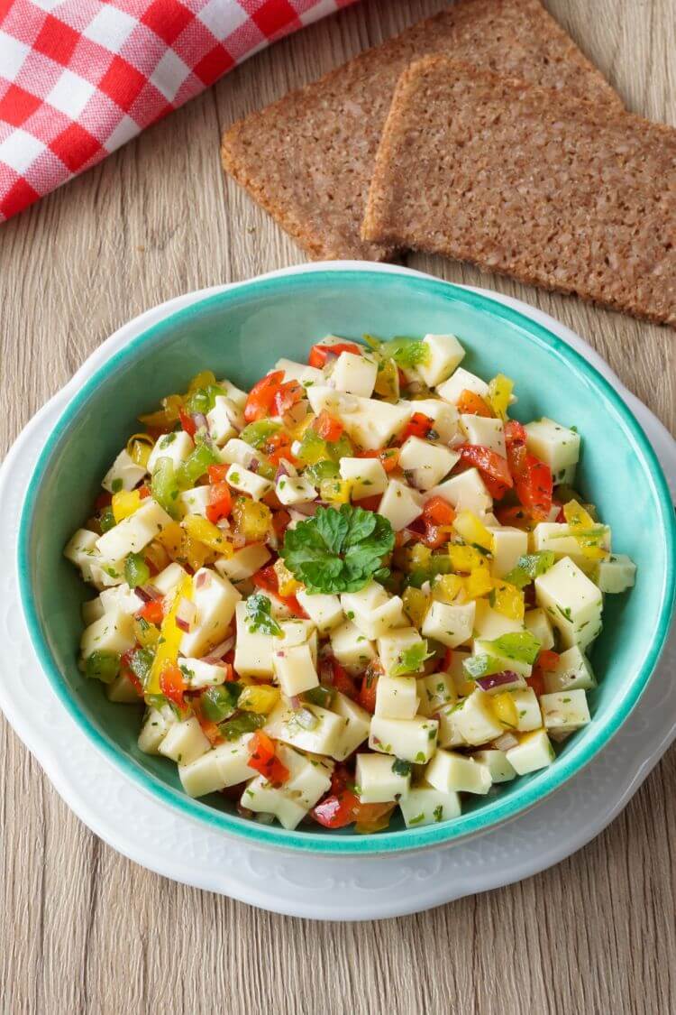 Käsesalat Rezept mit Paprika - schnell &amp; einfach