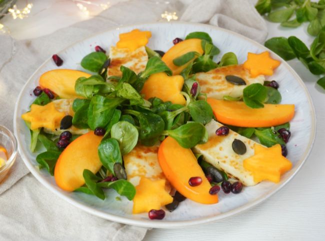 Winterlicher Salat mit Kaki und Halloumi