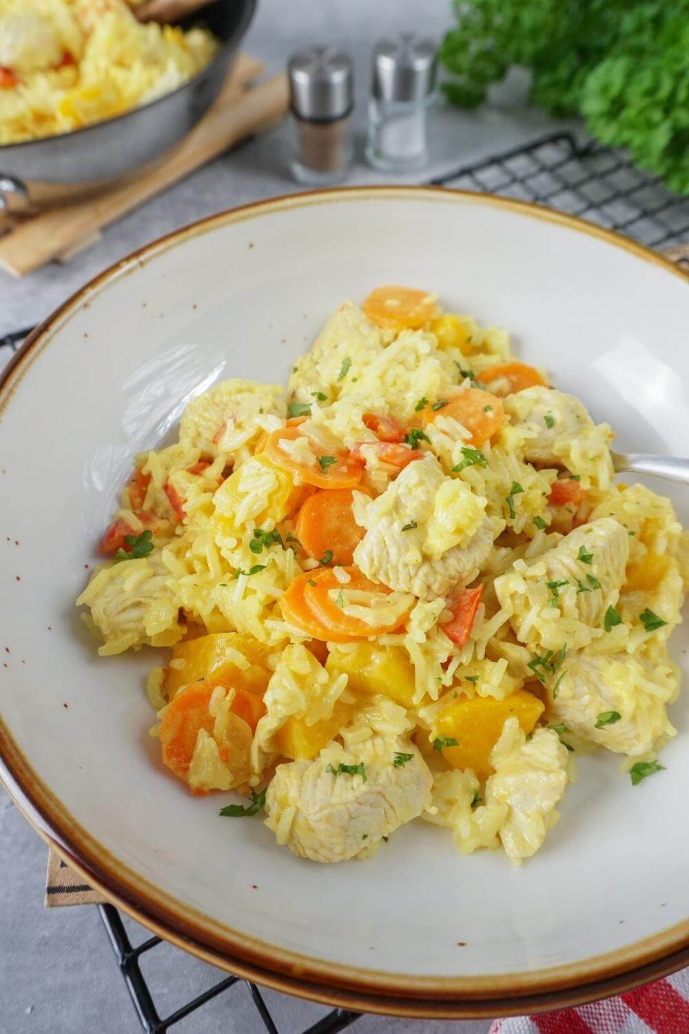 Karibische Reispfanne mit Putenfleisch und Pfirsich Karibische Reispfanne mit Putenfleisch und Pfirsich