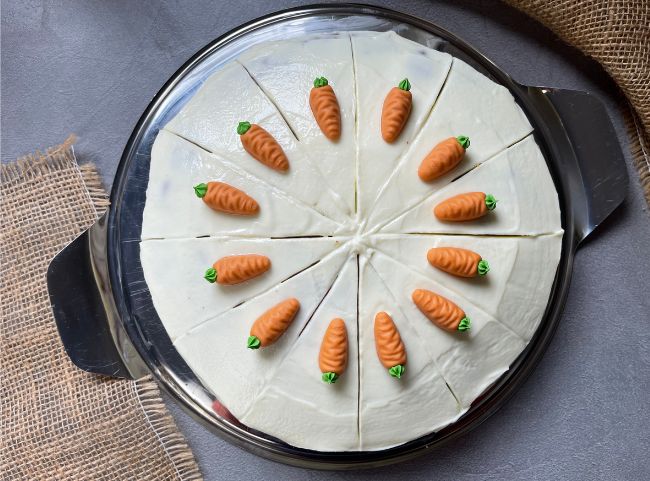 Karottenkuchen verzieren