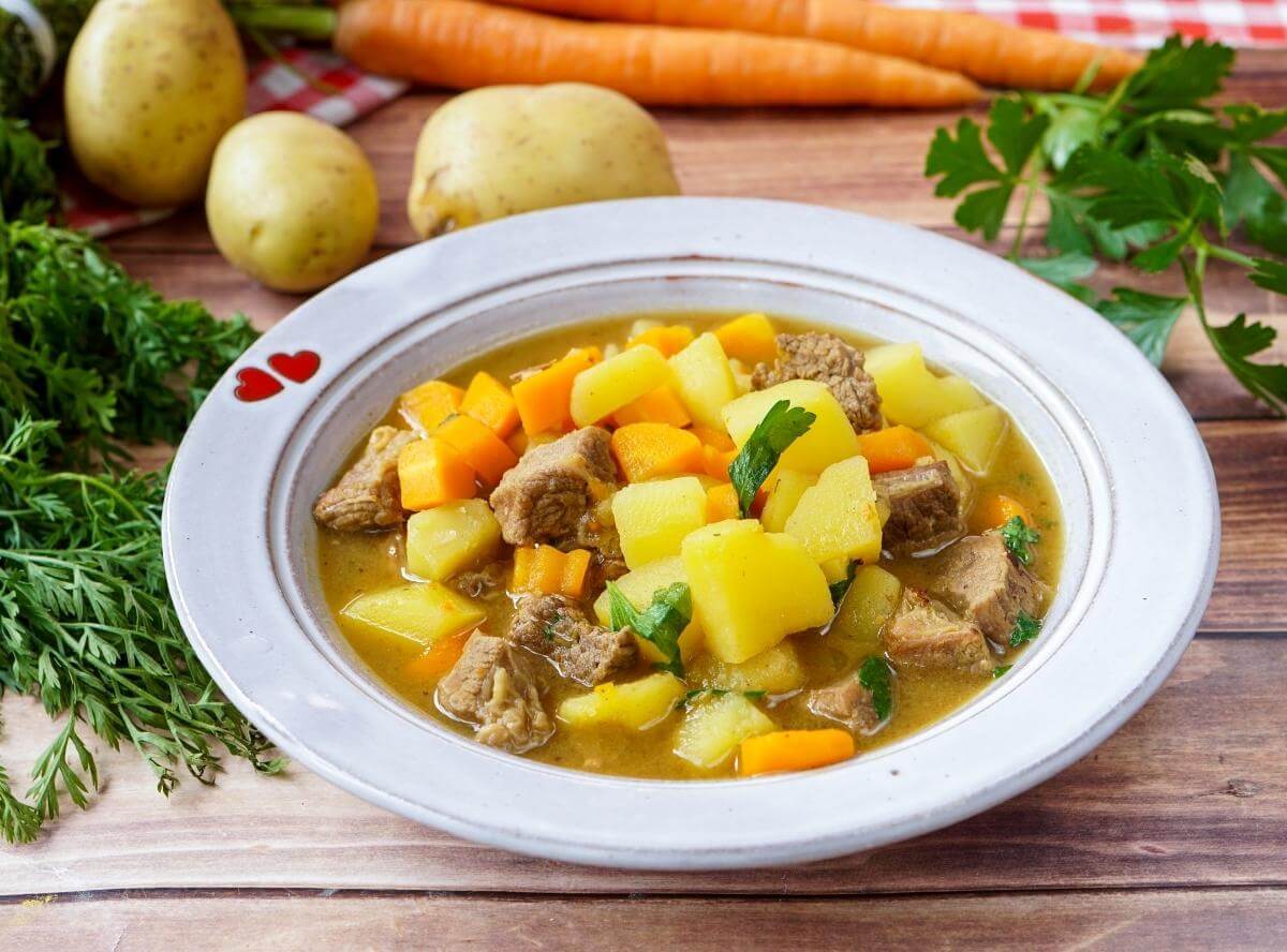 Omas Eintopf mit Rindfleisch, Kartoffeln und Möhren