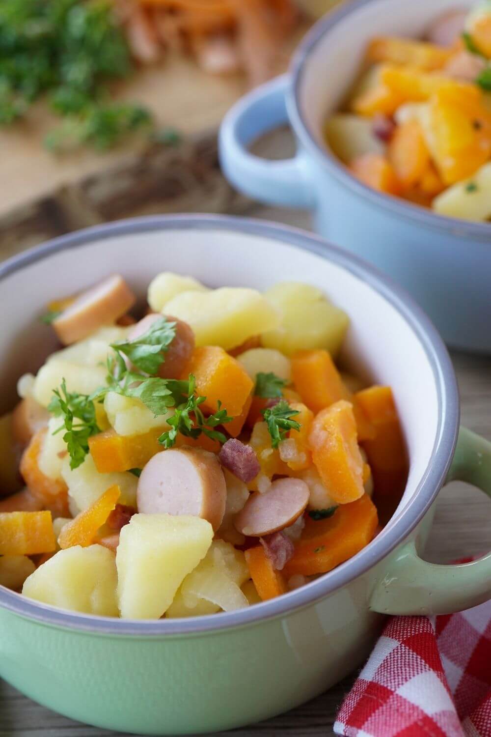 Möhreneintopf mit Kartoffeln und Wiener Würstchen