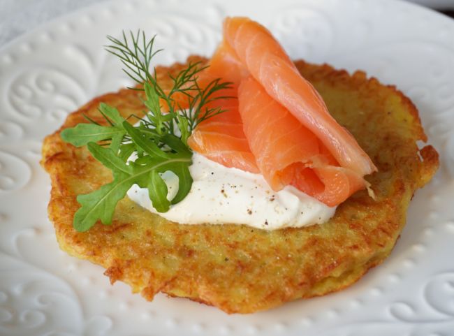 Kartoffelpuffer mit Lachs und Kräuterquark