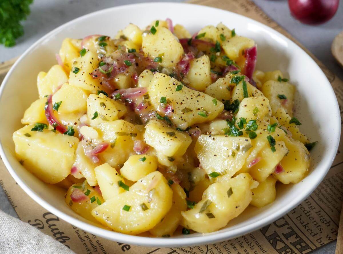 Kartoffelsalat mit Essig und Öl