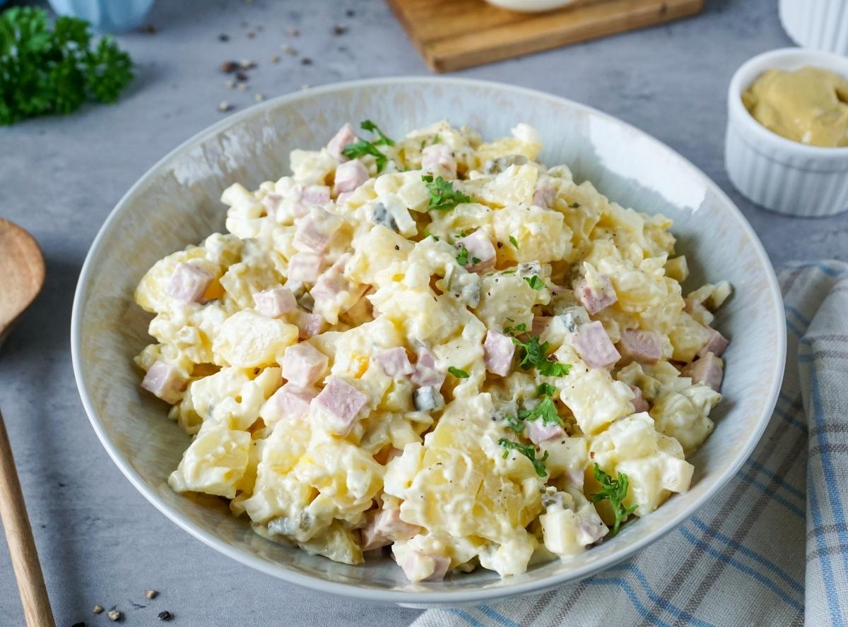 Omas Kartoffelsalat mit Mayonnaise und Fleischwurst