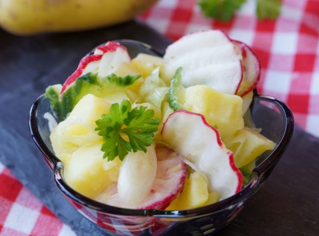 Kartoffelsalat mit frischer Gurke und Radieschen