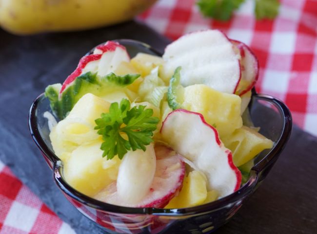 Kartoffelsalat mit Radieschen und Gurke