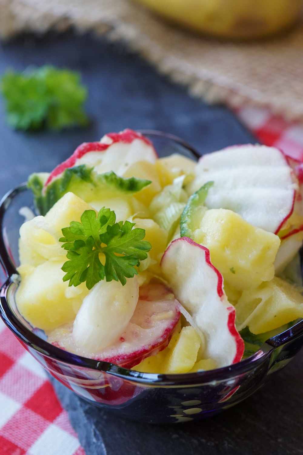 Kartoffelsalat mit Radieschen und Gurke